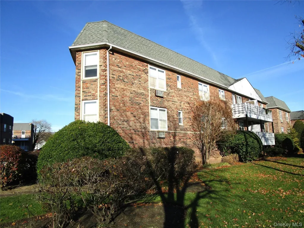 20 Daley Place Lynbrook NY 11563