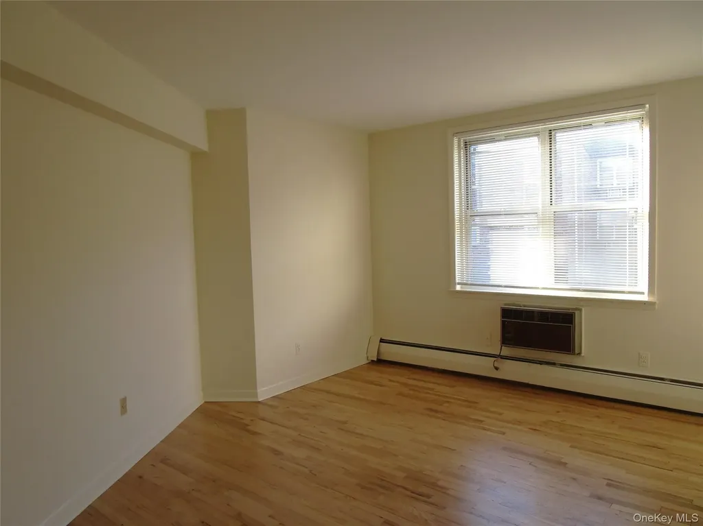 20 Daley Place Lynbrook NY 11563
