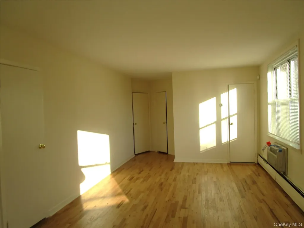 20 Daley Place Lynbrook NY 11563