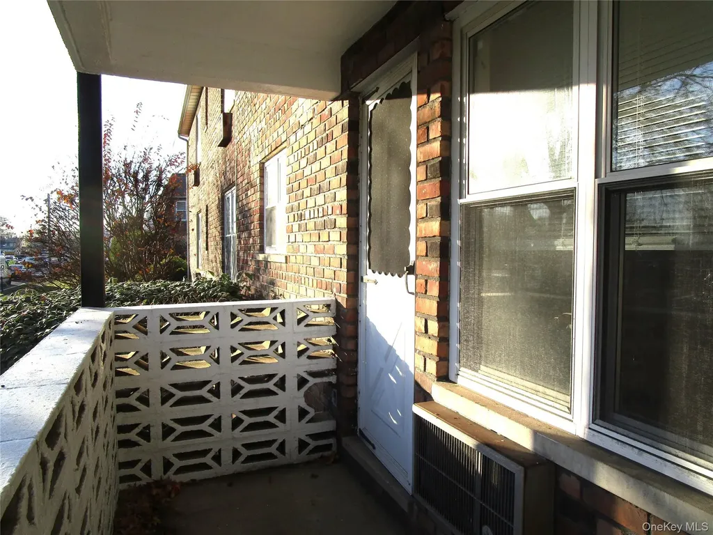 20 Daley Place Lynbrook NY 11563