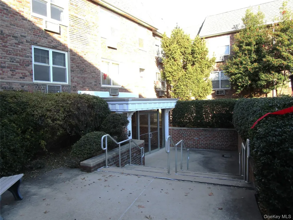 20 Daley Place Lynbrook NY 11563