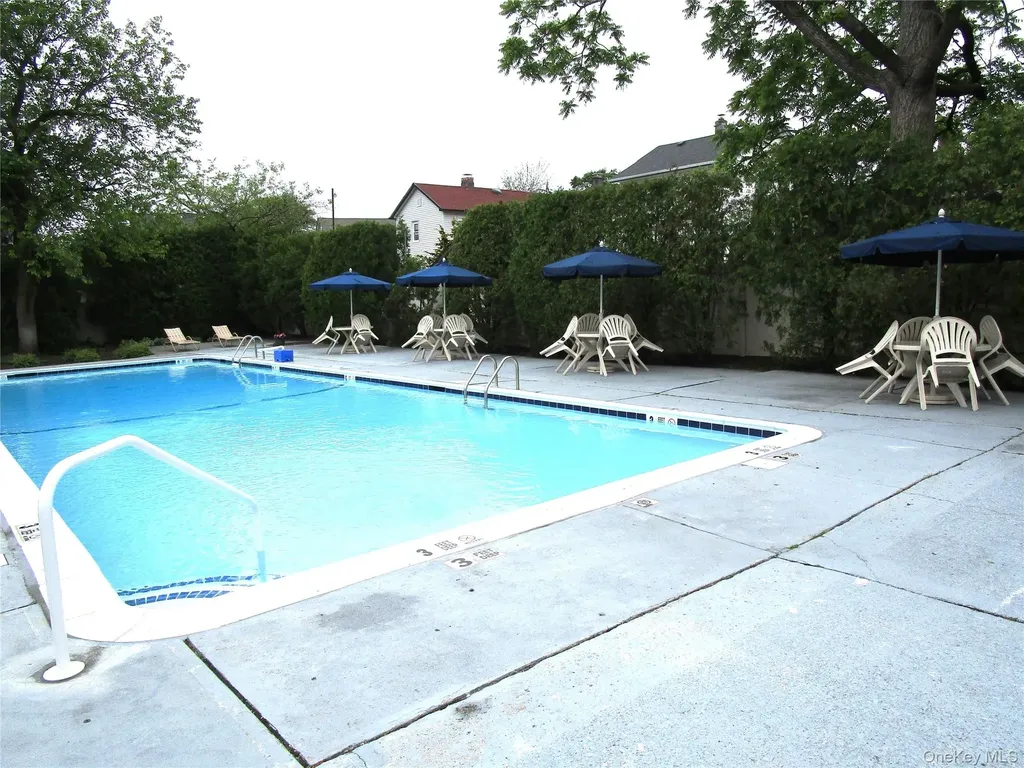 20 Daley Place Lynbrook NY 11563