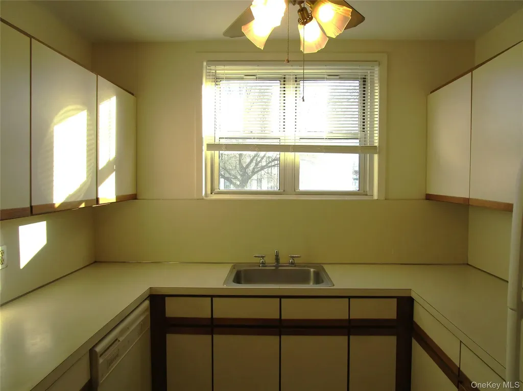 20 Daley Place Lynbrook NY 11563