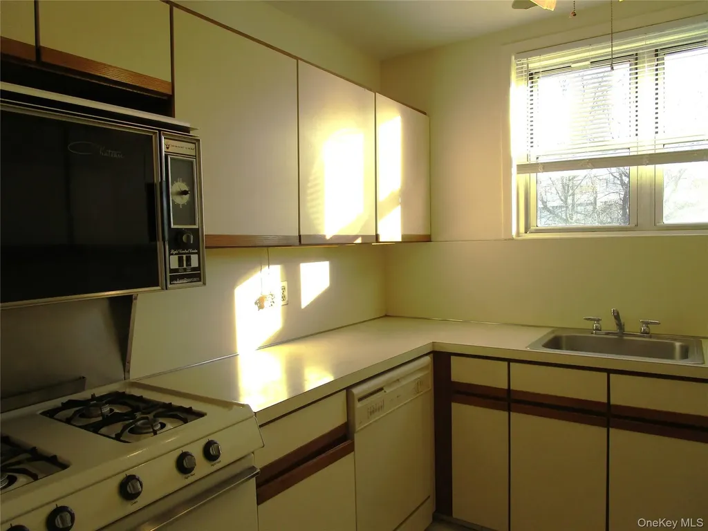 20 Daley Place Lynbrook NY 11563