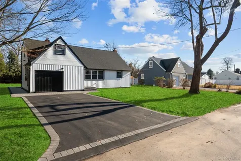 22 Guilette Place Amityville NY 11701