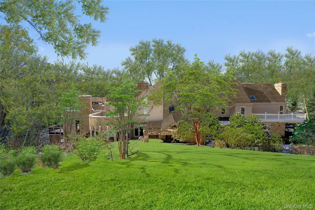 301 Oakley Court Mill Neck NY 11765
