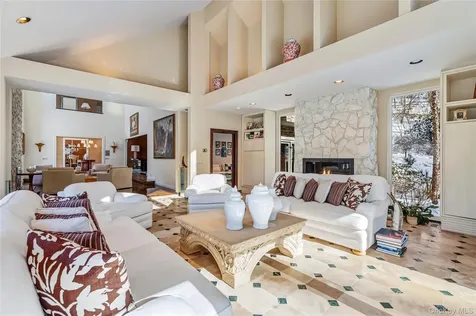 301 Oakley Court Mill Neck NY 11765