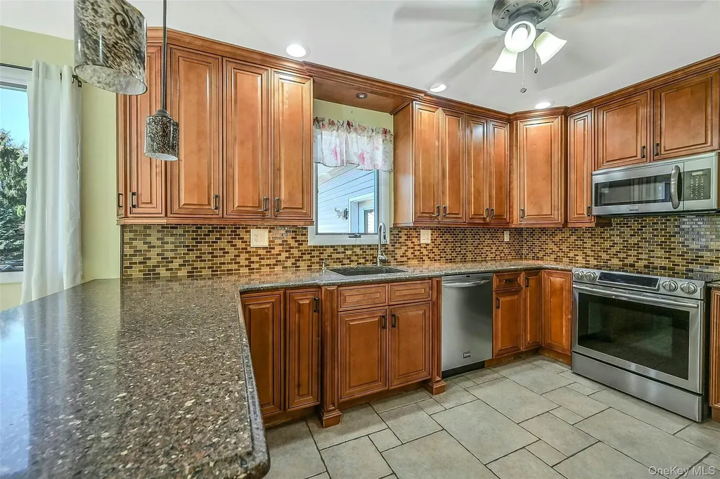 61 Eileen Circle Jamesport NY 11947