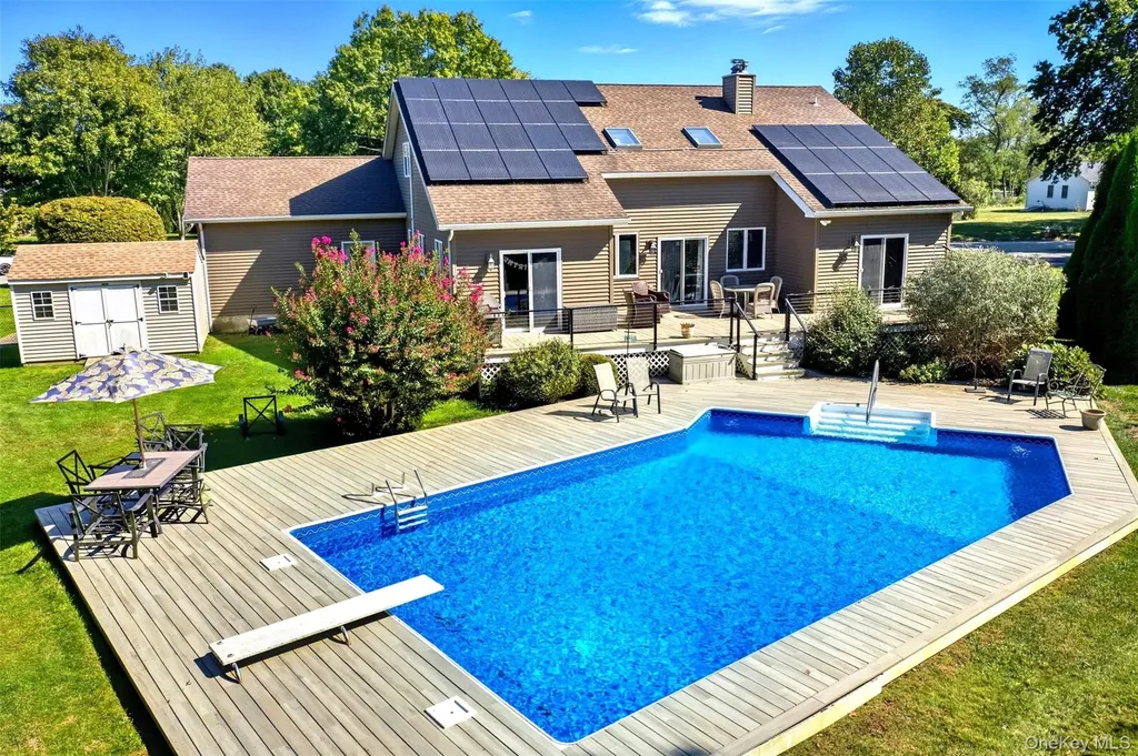 61 Eileen Circle Jamesport NY 11947