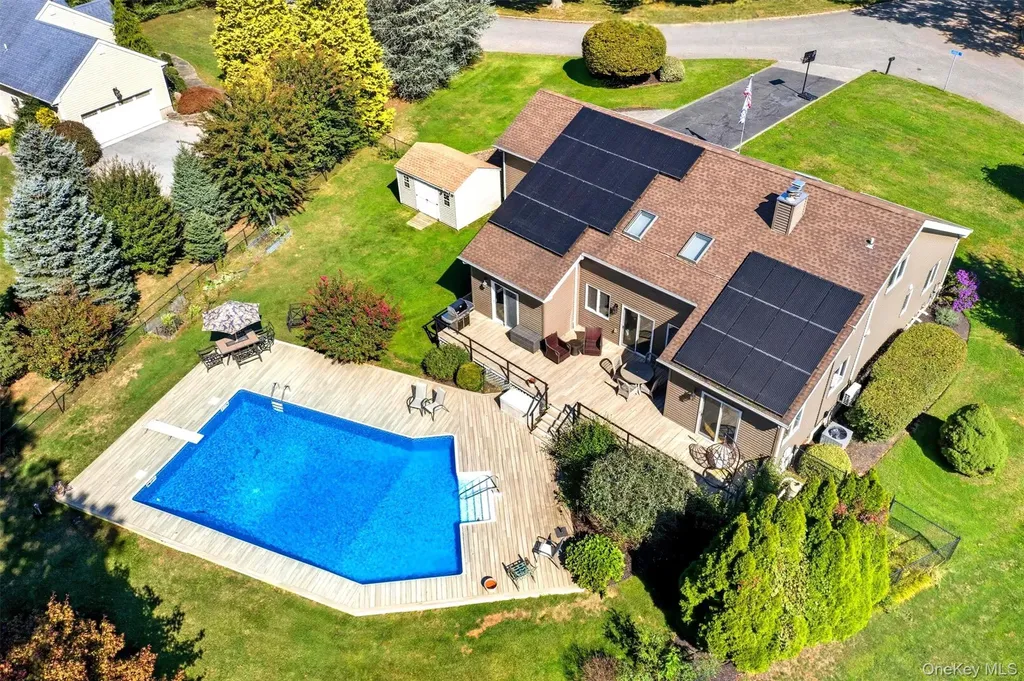 61 Eileen Circle Jamesport NY 11947