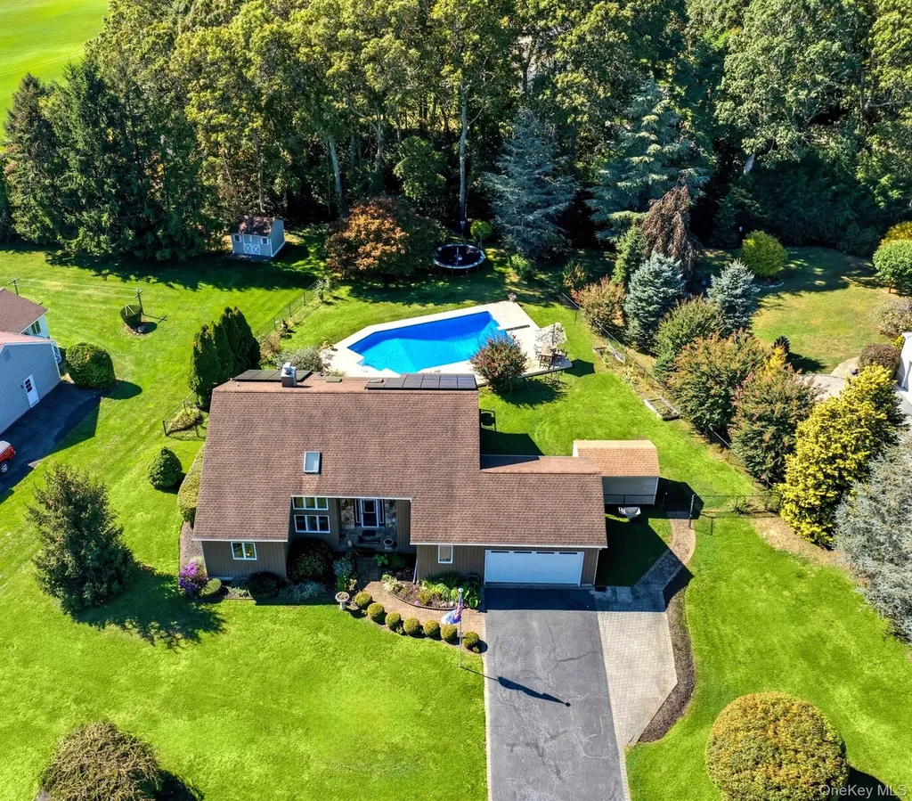 61 Eileen Circle Jamesport NY 11947