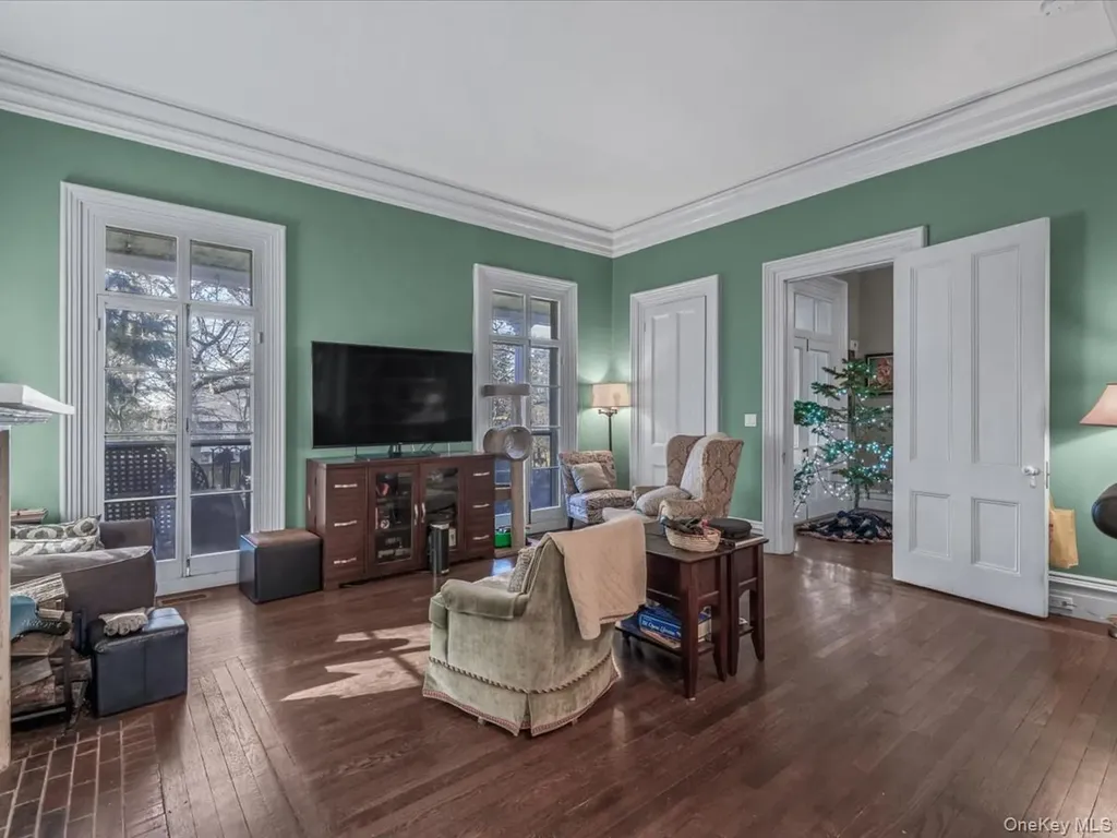 29 Center Drive Douglaston NY 11363