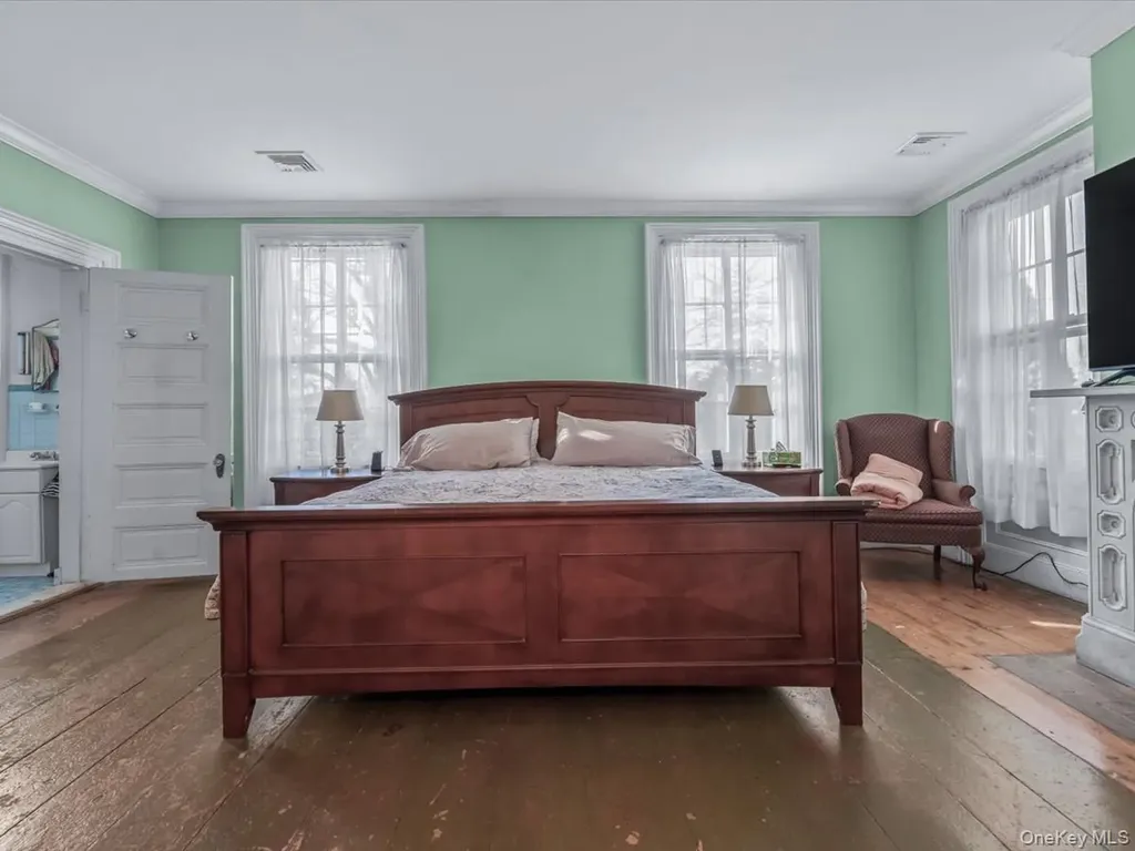 29 Center Drive Douglaston NY 11363