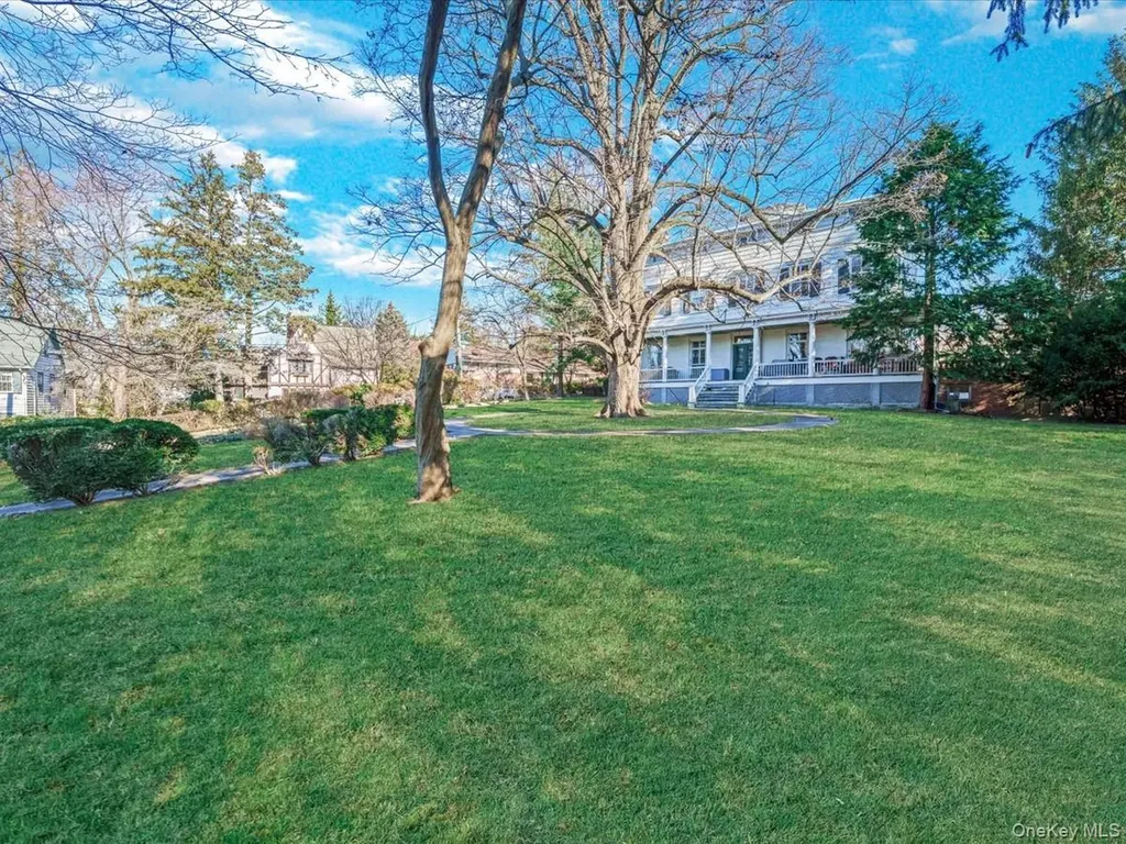 29 Center Drive Douglaston NY 11363