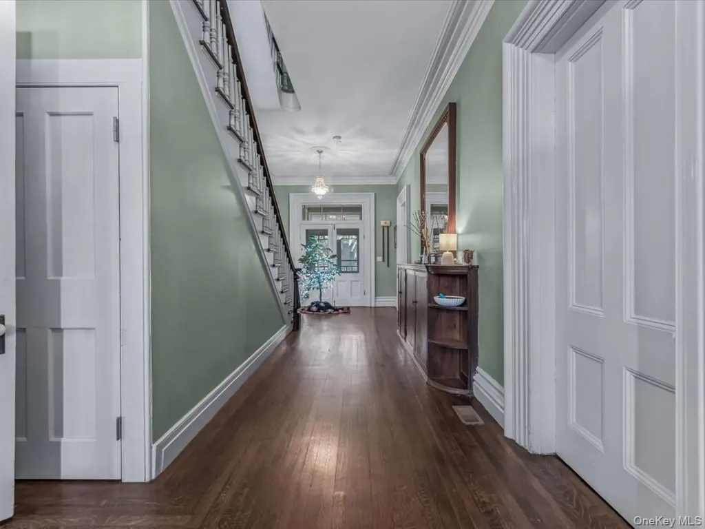 29 Center Drive Douglaston NY 11363