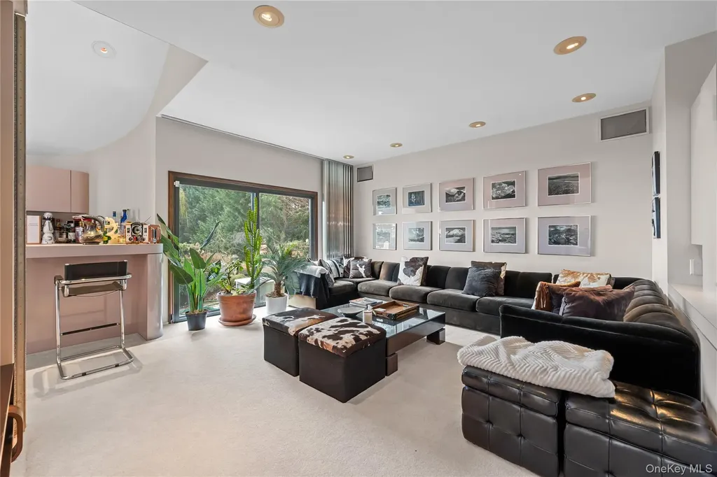 1010 Seawane Drive Hewlett Harbor NY 11557