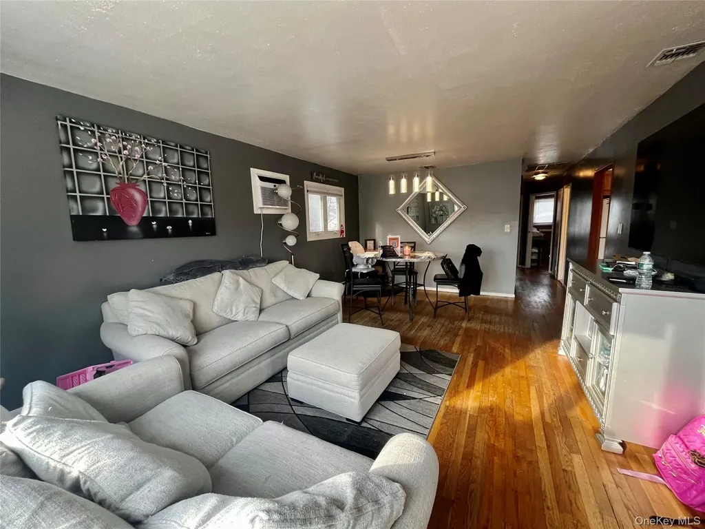 45 Amsterdam Avenue West Babylon NY 11704