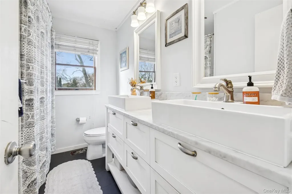 5 Rutyna Circle Hampton Bays NY 11946