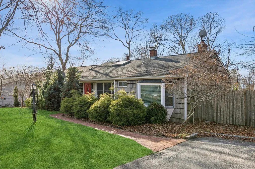 5 Rutyna Circle Hampton Bays NY 11946