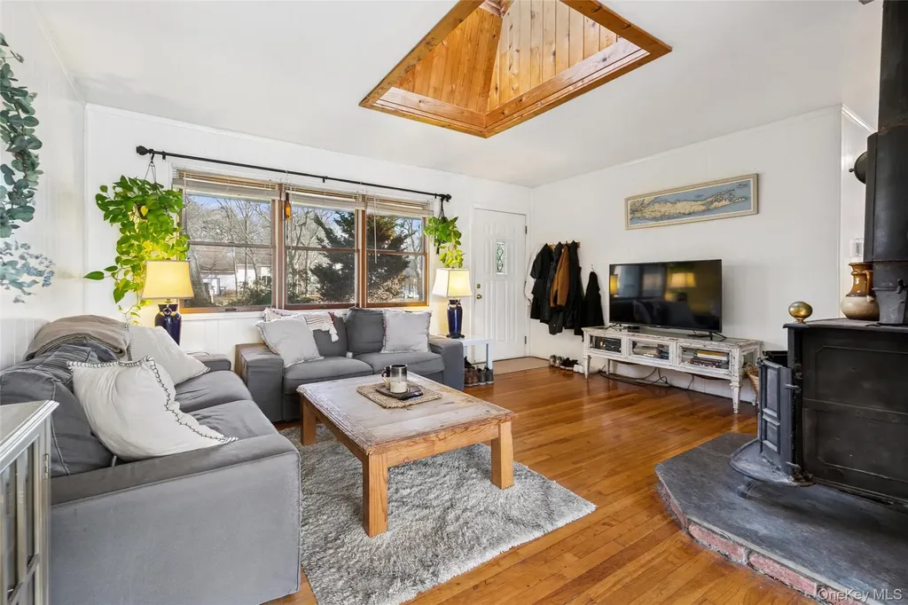 5 Rutyna Circle Hampton Bays NY 11946