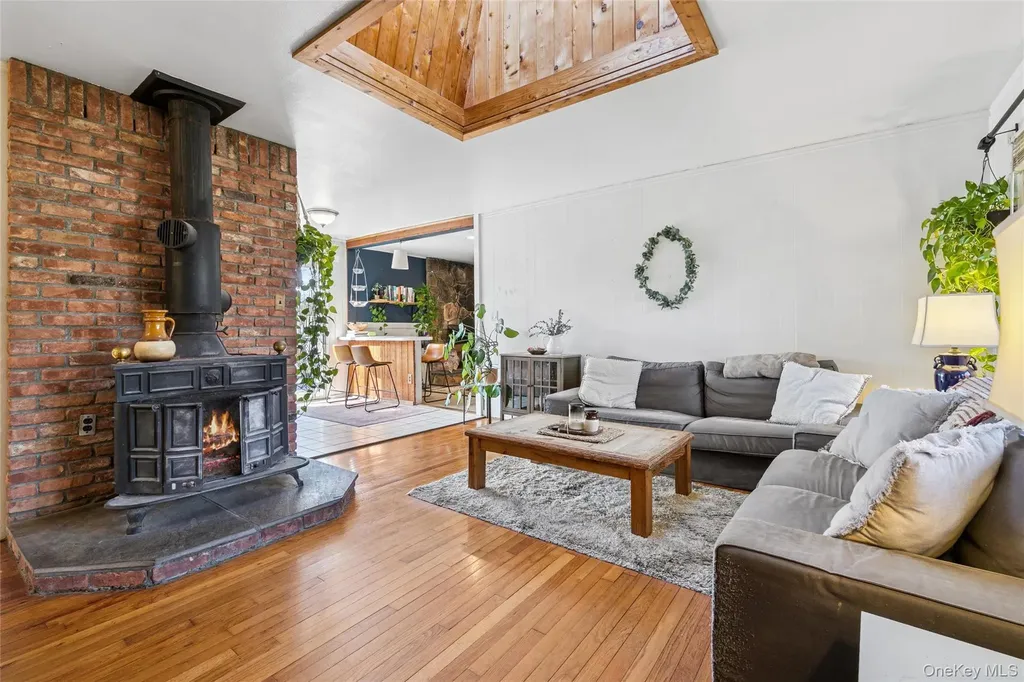 5 Rutyna Circle Hampton Bays NY 11946