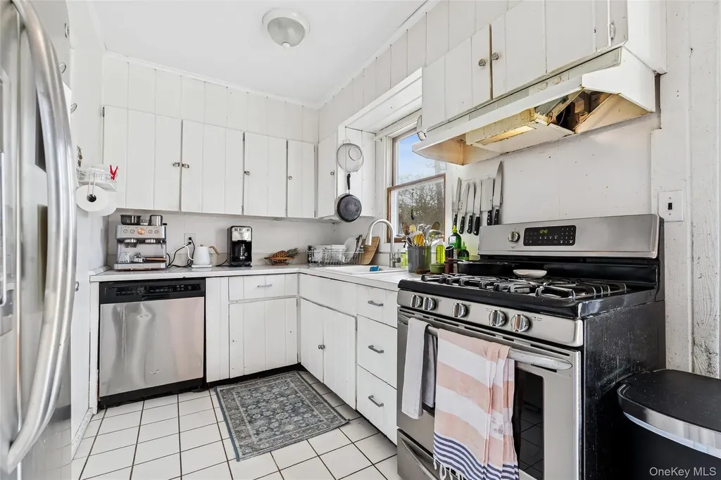 5 Rutyna Circle Hampton Bays NY 11946