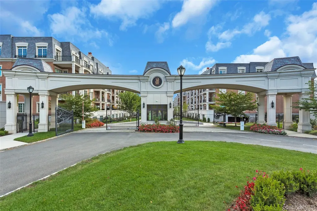 3000 Royal Court North Hills NY 11040