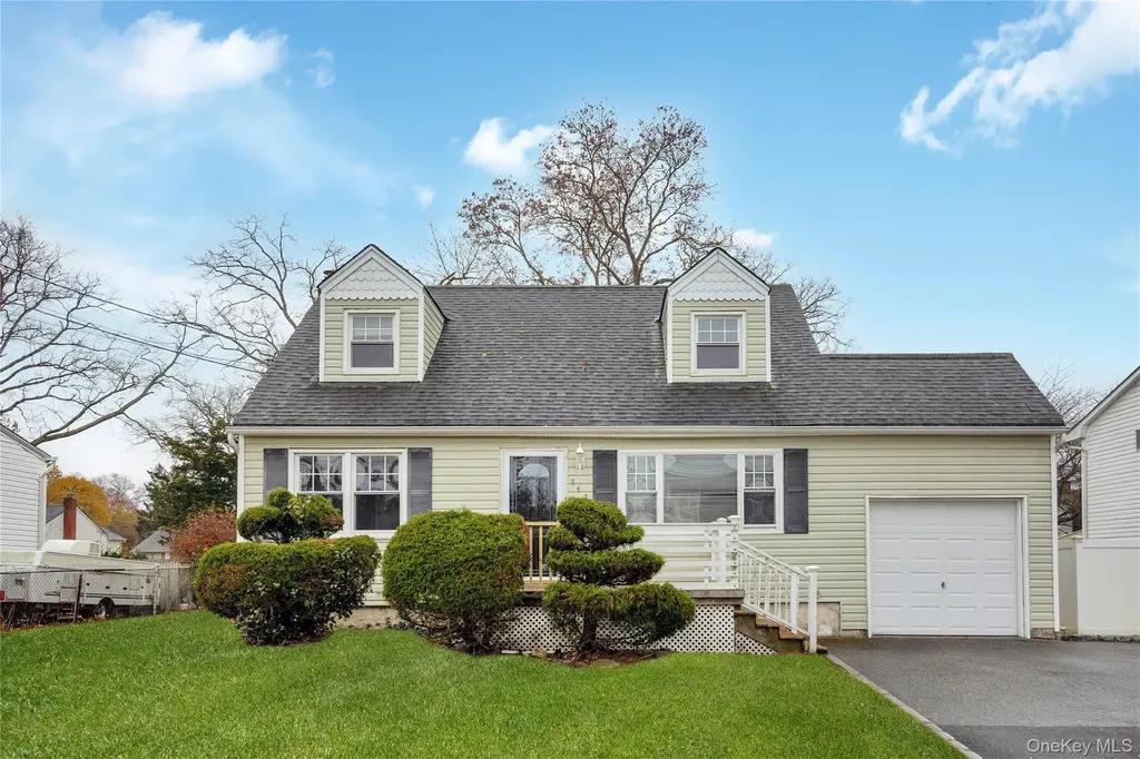 842 Brook Street West Babylon NY 11704