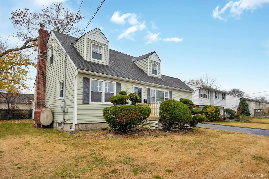 842 Brook Street West Babylon NY 11704