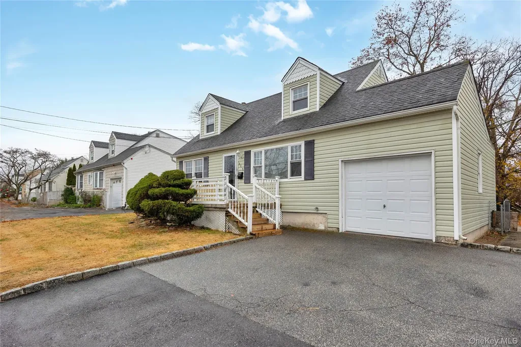 842 Brook Street West Babylon NY 11704