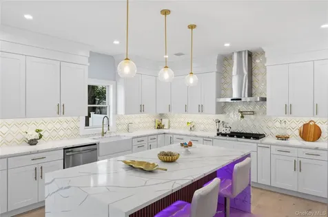 12 Friends Lane Westbury NY 11590