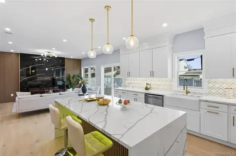 12 Friends Lane Westbury NY 11590