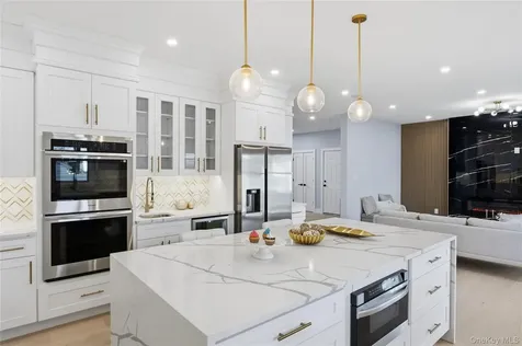 12 Friends Lane Westbury NY 11590