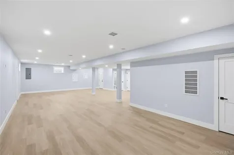 12 Friends Lane Westbury NY 11590