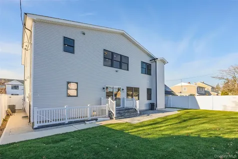 12 Friends Lane Westbury NY 11590