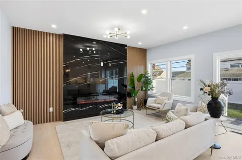 12 Friends Lane Westbury NY 11590