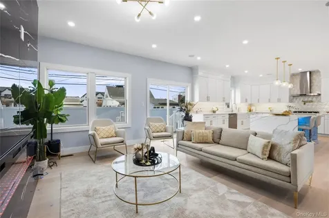 12 Friends Lane Westbury NY 11590