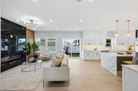 12 Friends Lane Westbury NY 11590