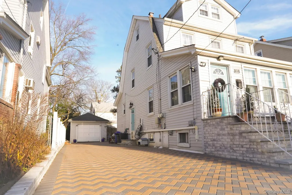22 Everett Street Lynbrook NY 11563