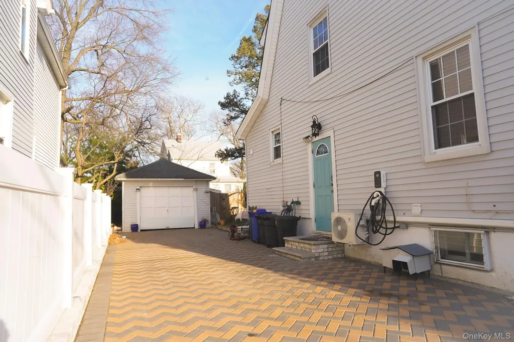 22 Everett Street Lynbrook NY 11563