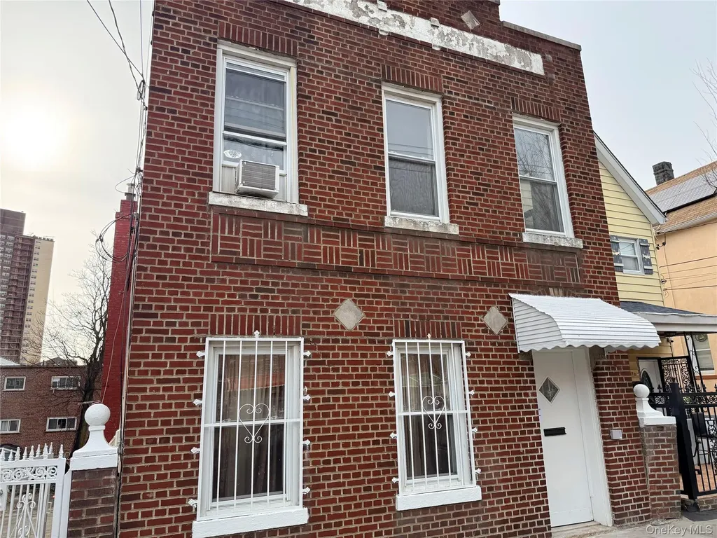 822 E 215th Street Bronx NY 10467