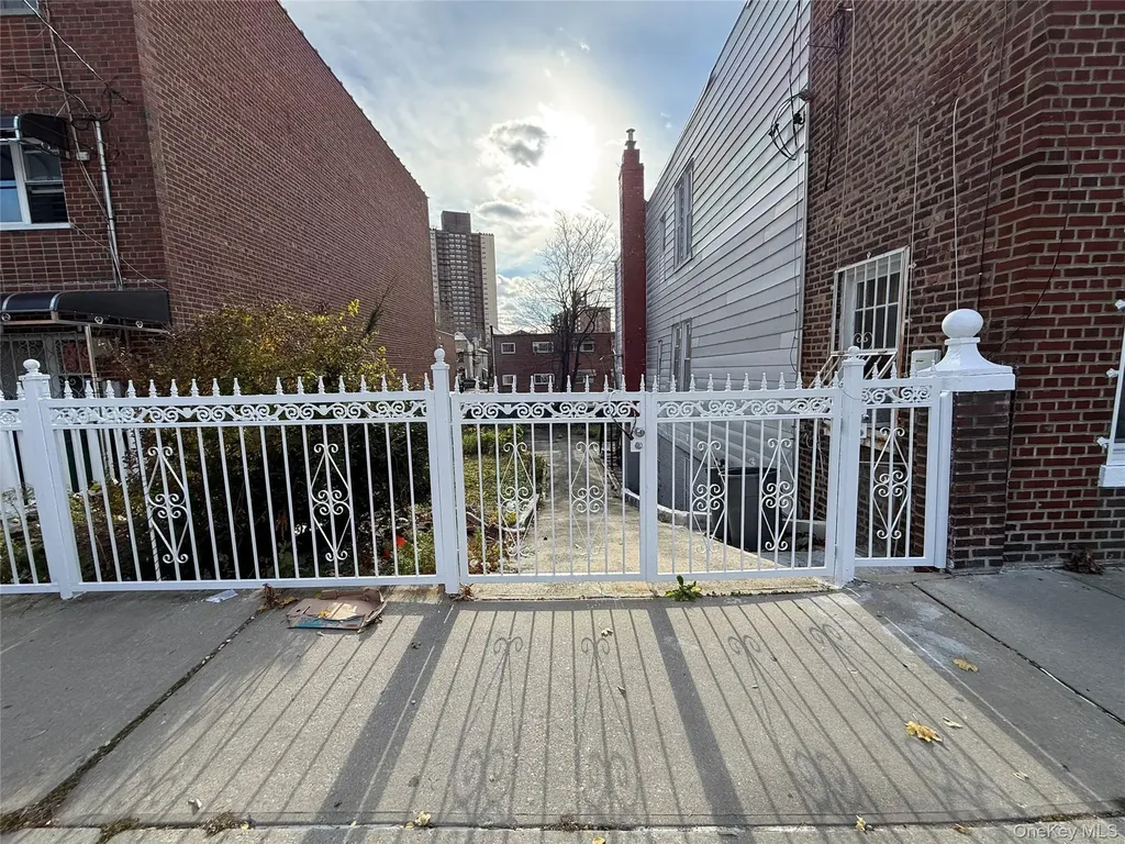 822 E 215th Street Bronx NY 10467