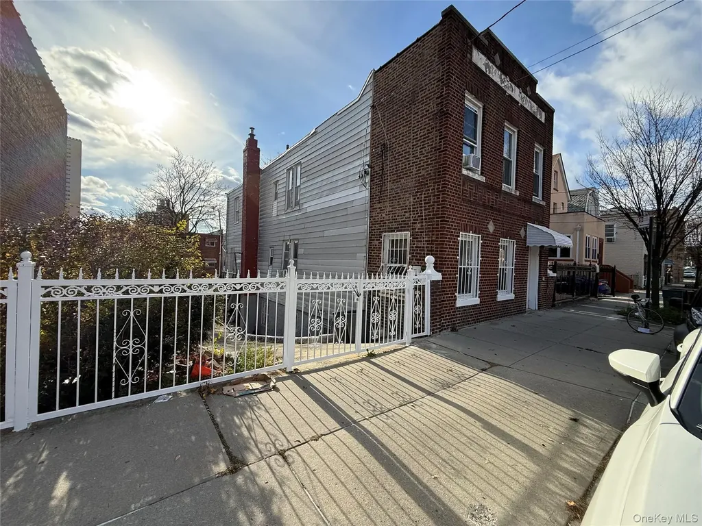 822 E 215th Street Bronx NY 10467