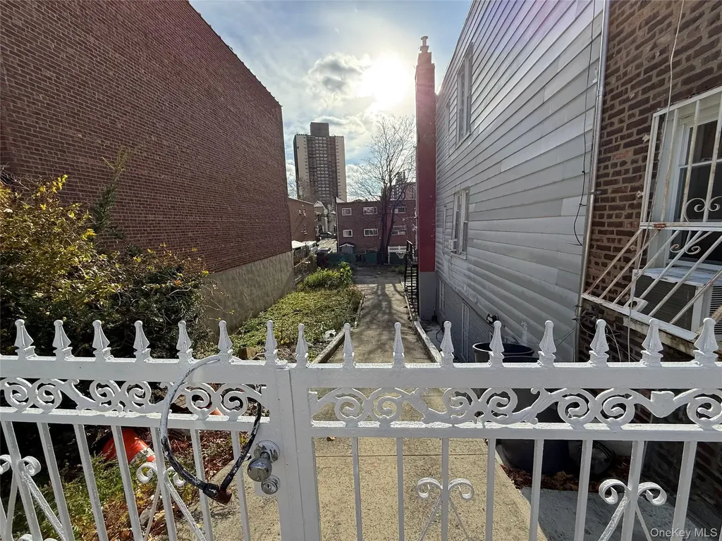 822 E 215th Street Bronx NY 10467
