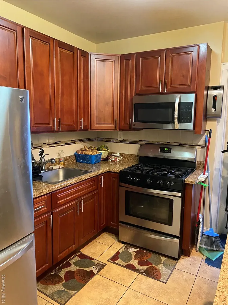 822 E 215th Street Bronx NY 10467