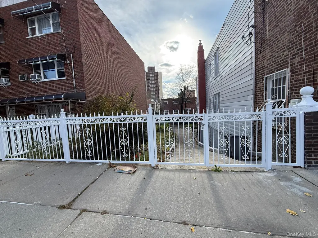 822 E 215th Street Bronx NY 10467