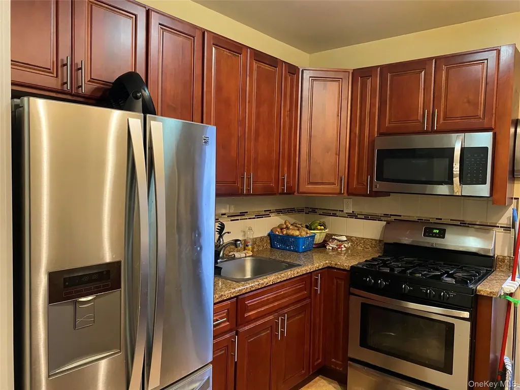822 E 215th Street Bronx NY 10467