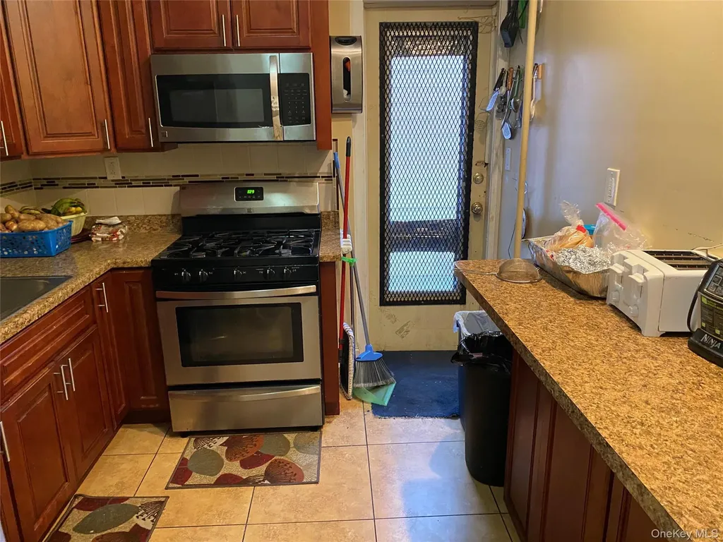 822 E 215th Street Bronx NY 10467