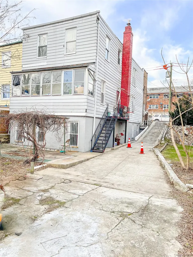822 E 215th Street Bronx NY 10467