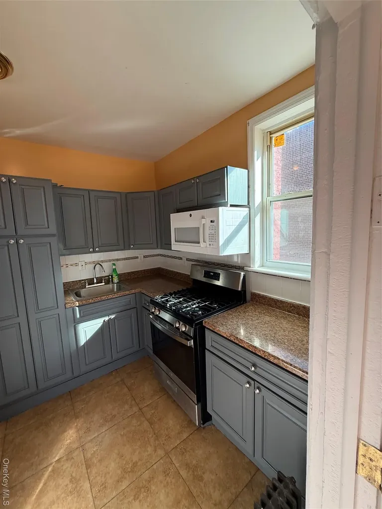 822 E 215th Street Bronx NY 10467